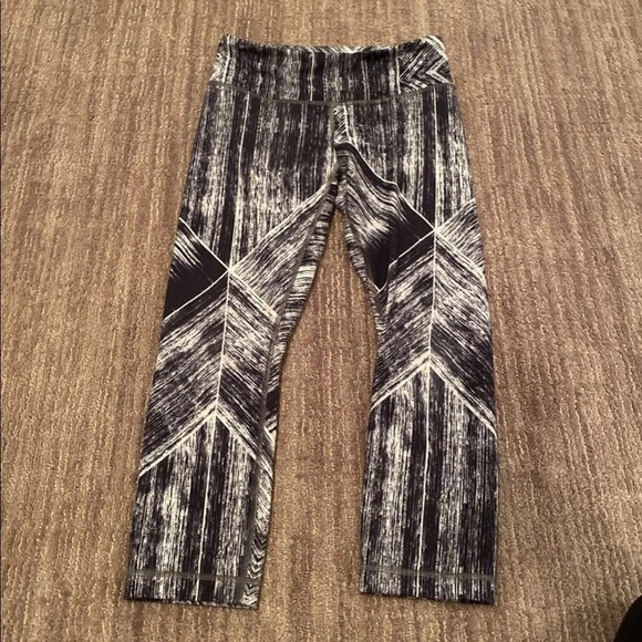 SOLD Lululemon Like New - Picture 3 of 8